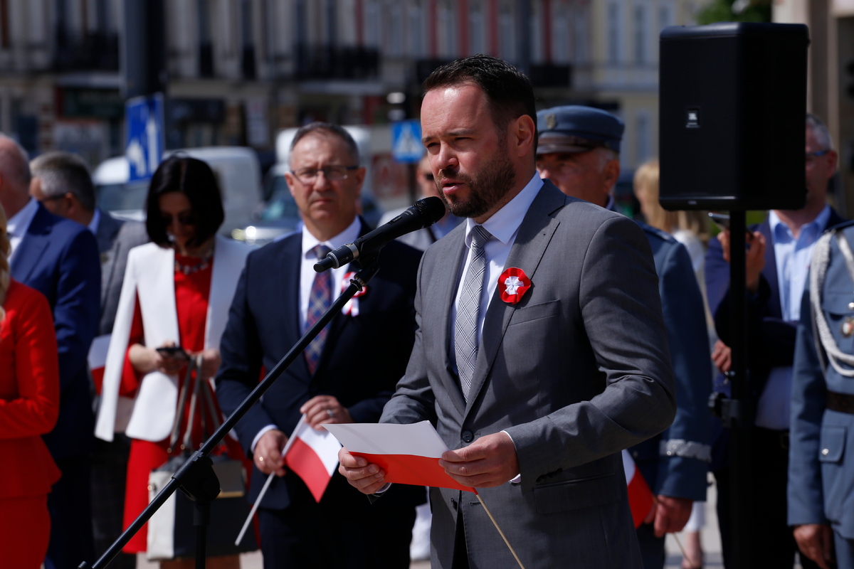 Krzysztof Komorski przemawia do zgromadzonych gości.