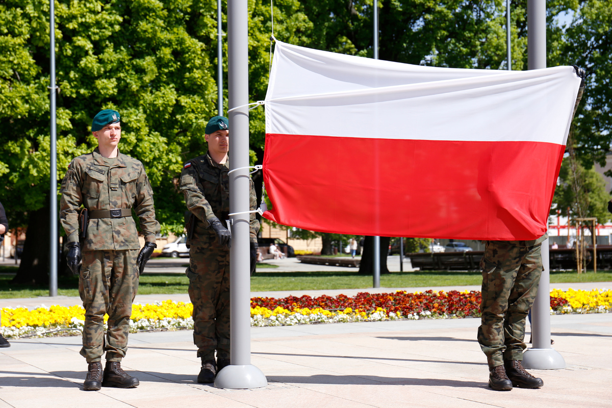 Poszet flagowy i flaga Polski.