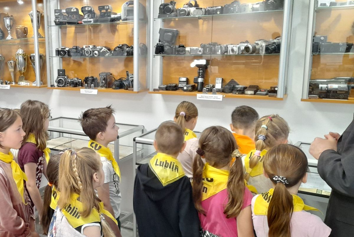 dzieci szkolne podczas zwiedzania wystawy