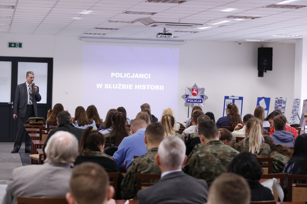 kustosz izby pamięci podczas prelekcji z młodzieżą