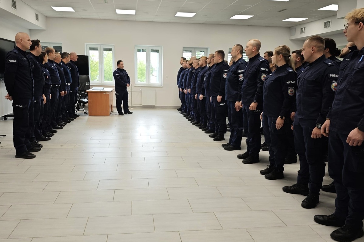 policjanci ustawieni w szeregach oraz kadra dydaktyczna Ośrodka Szkolenia Policji w Lublinie podczas rozpoczęcia szkolenia podoficerskiego 