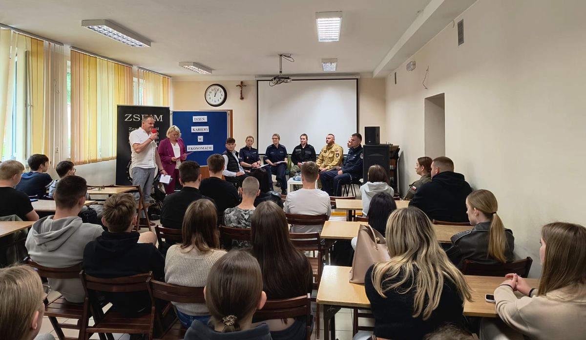 uczniowie, kadra pedagogiczna, policjanci oraz inni przedstawiciele służb mundurowych w czasie spotkania na sali