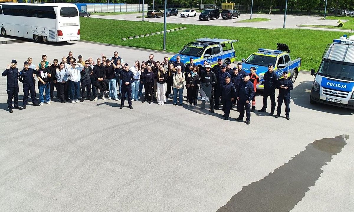 wspólne zdjęcie z drona uczestników spotkania