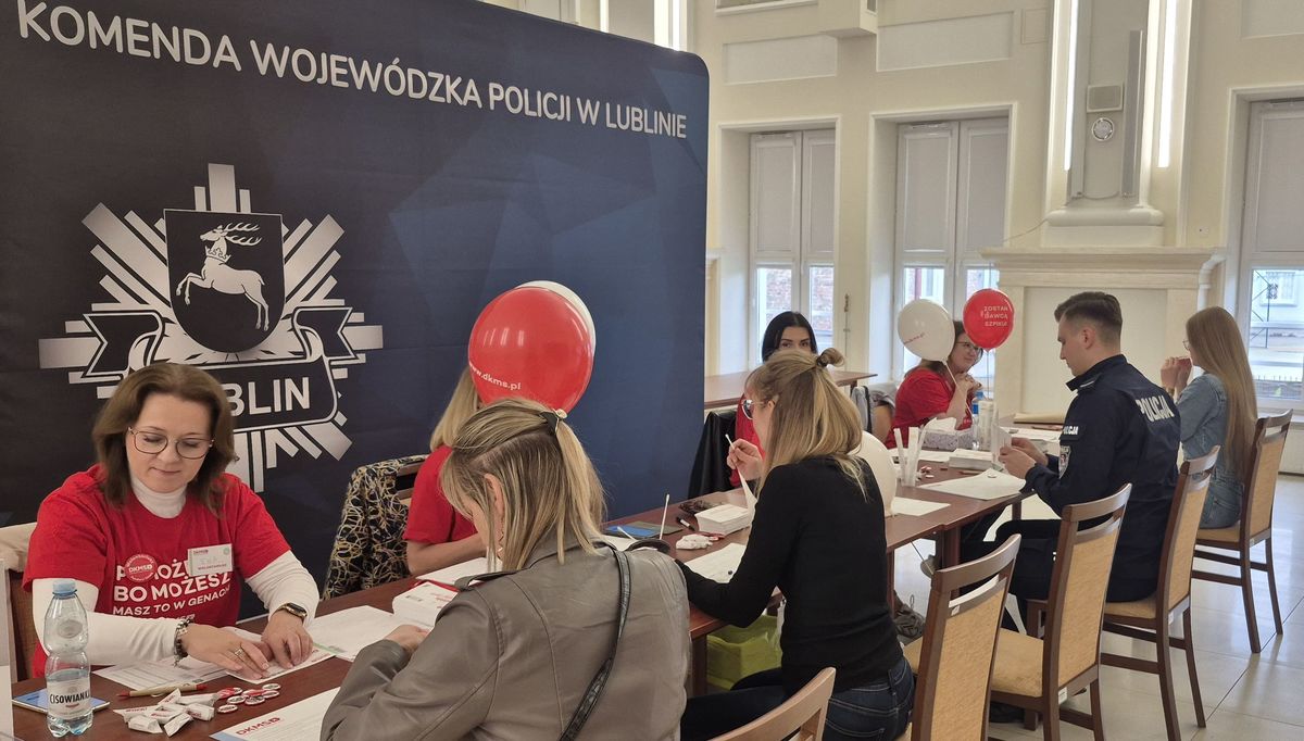 policjanci i pracownicy podczas rejestracji dawców szpiku 