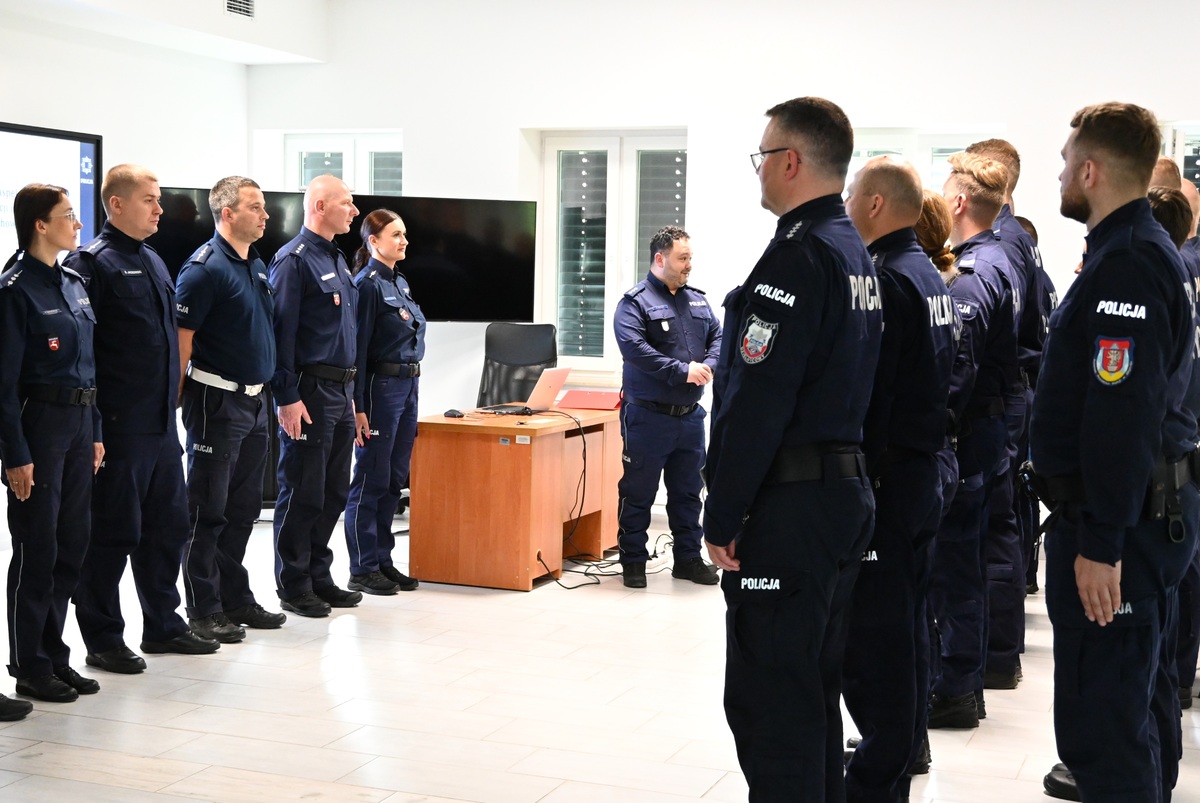 kadra dydaktyczna i słuchacze Ośrodka Szkolenia Policji w Lublinie
