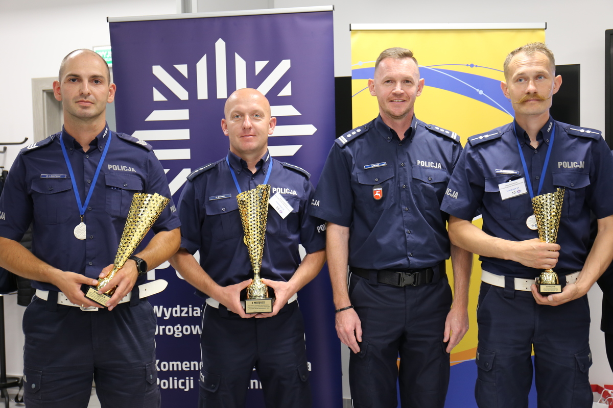 sierżant sztabowy Damian Lewczuk, aspirant Paweł Baran, Zastępca Komendanta Wojewódzkiego Policji w Lublinie inspektor Robert Michna, aspirant Piotr Konopko