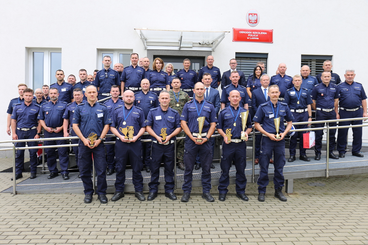 Zdjęcie grupowe uczestników konkursu i gości zaproszonych na uroczyste wręczenie nagrów