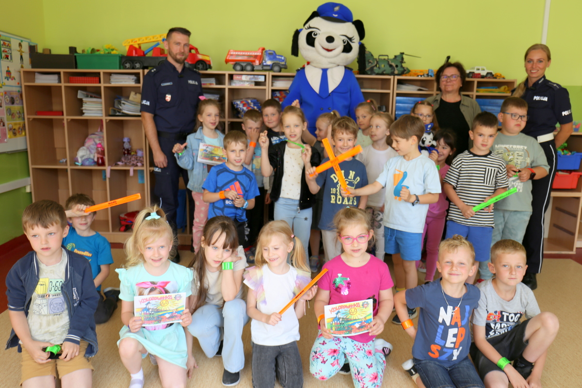 wspólne zdjęcie policjantów i dzieci