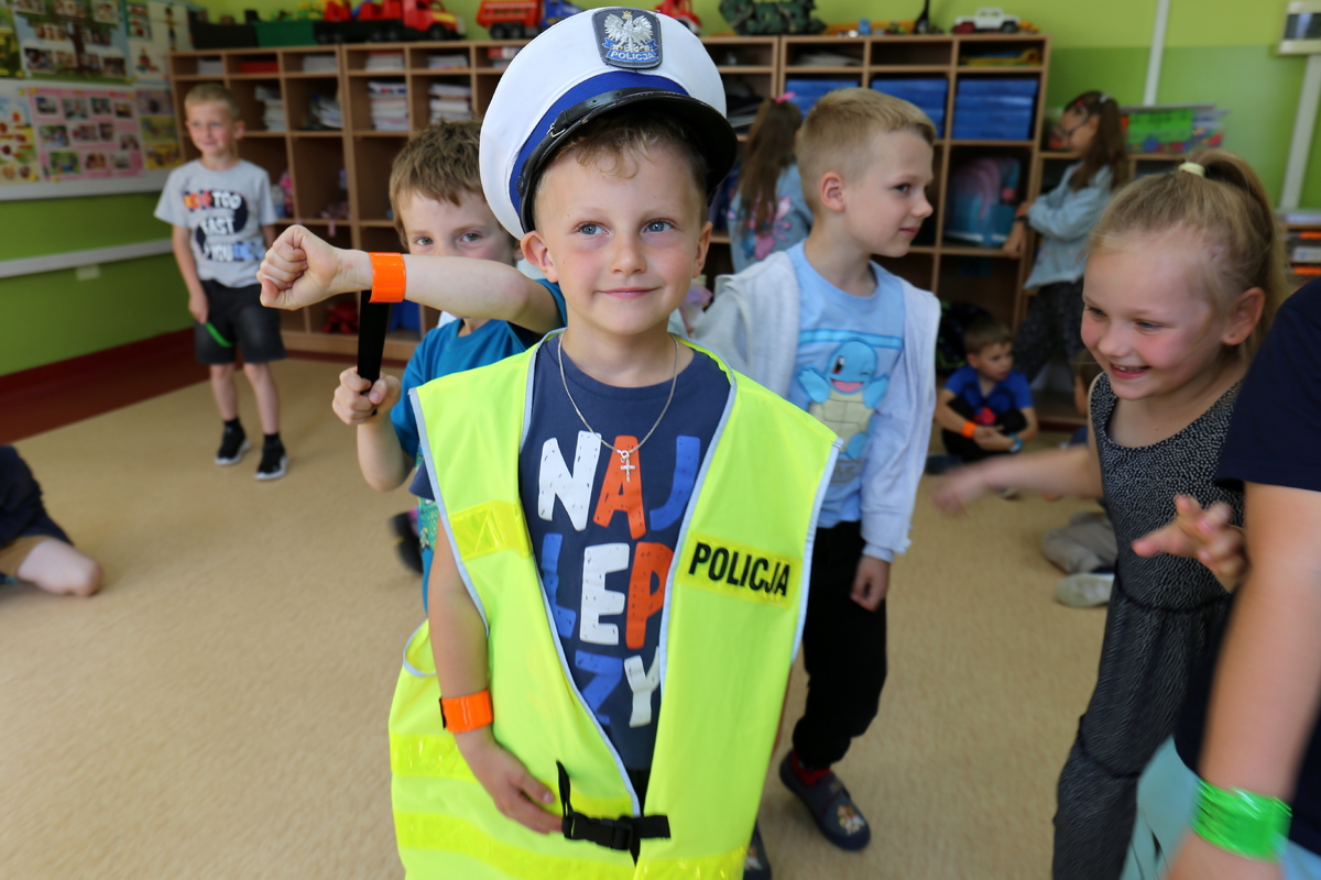 chłopiec w policyjnej czapce i kamizelce