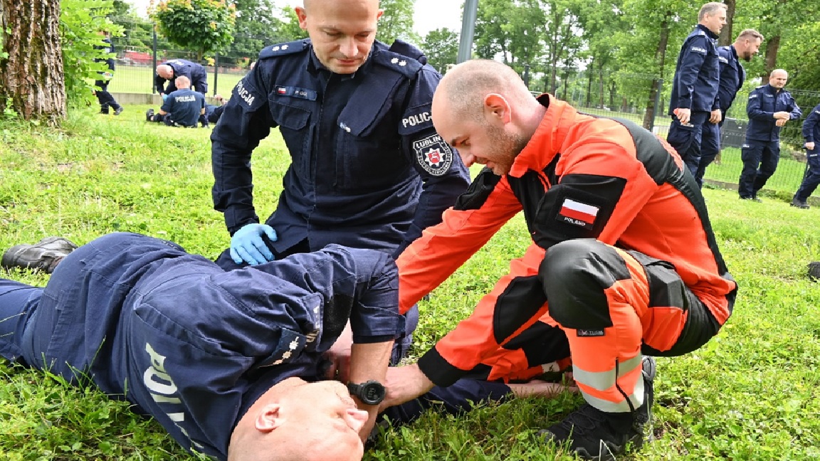 policjanci z ratownikiem medycznym podczas ćwiczeń