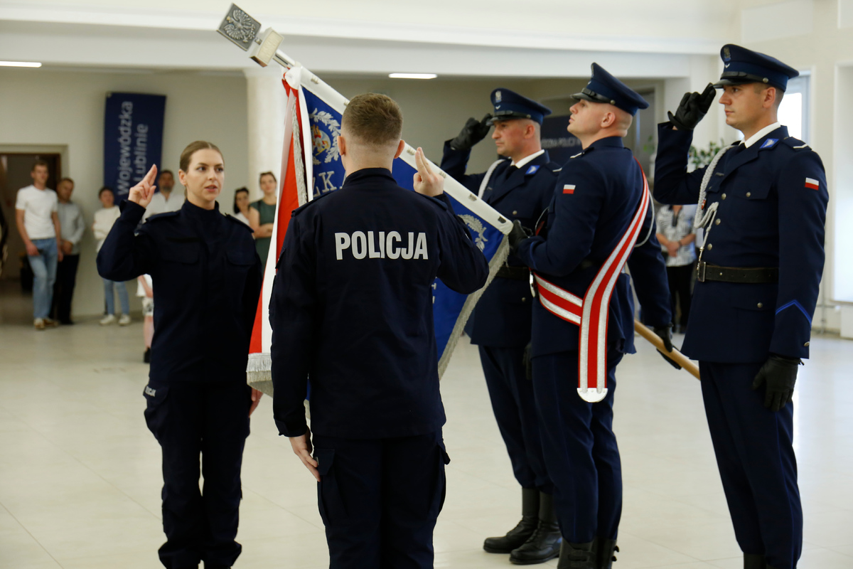 Nowi funkcjonariusze ślubują na Sztandar Komendy Wojewódzkiej Policji w Lublinie.