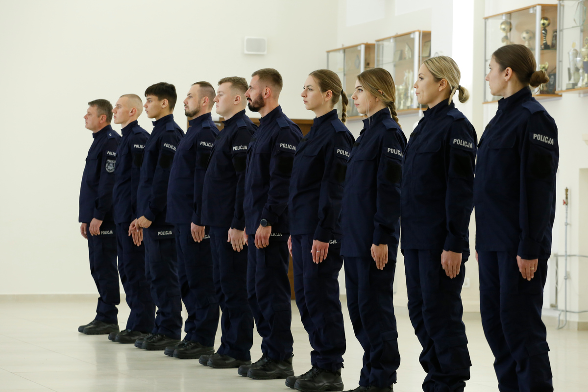 Nowi funkcjonariusze ustawieni obok siebie.