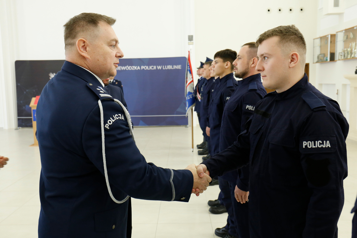 Z rąk Komendanta Wojewódzkiego Policji w Lublinie młodszego inspektora Tomasza Gila nowi stróże prawa otrzymali legitymacje służbowe