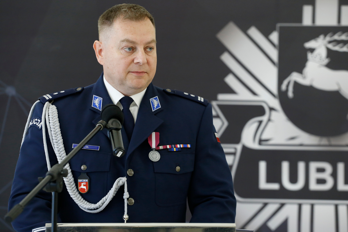zef lubelskiego garnizonu młodszy inspektor Tomasz Gil zwracając się do nowych funkcjonariuszy zaakcentował, że wyzwania związane z pełnieniem zawodu policjanta zobowiązują, by pamiętać o honorze, godności i dobrym imieniu policyjnej służby.