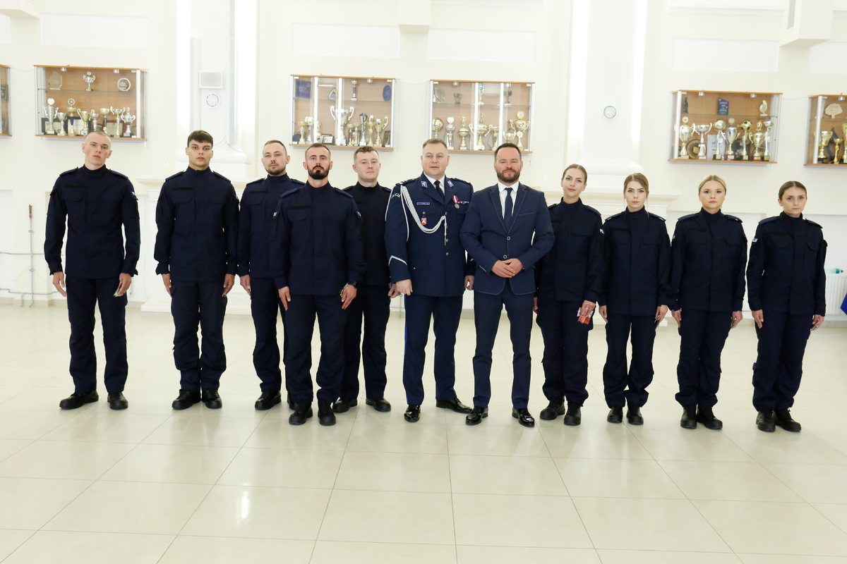 Wspulne zdjęcie nowych funkcjonariuszy z Komendantem Wojewódzkim Policji w Lublinie oraz Wojewodą Lubelskim.