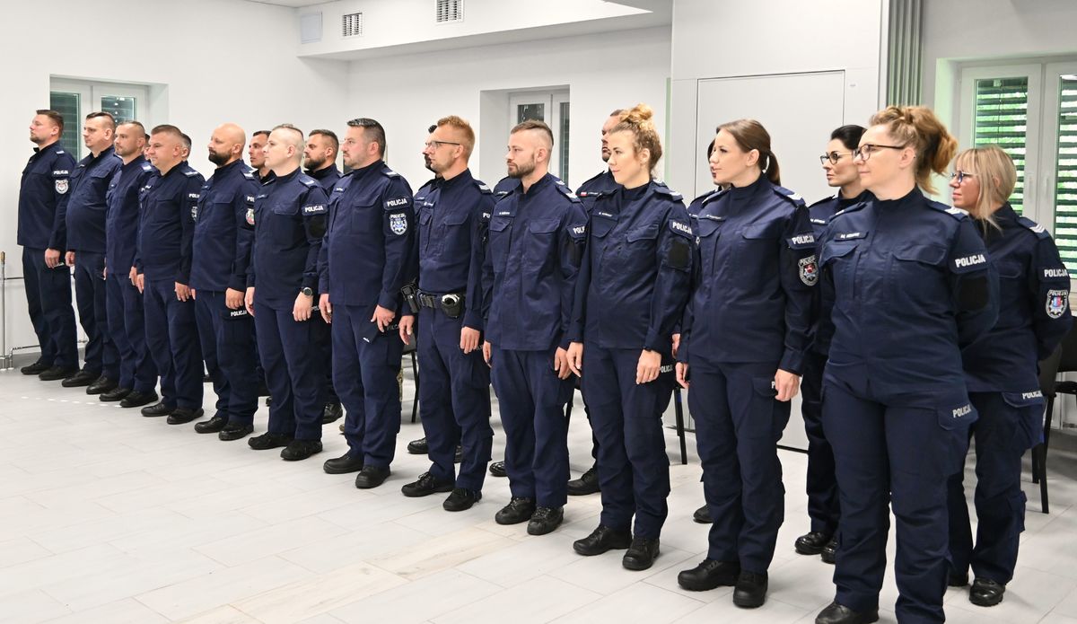 policjanci w szeregu