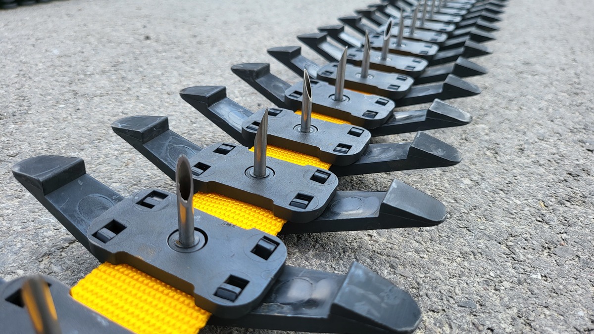 Kolczatka drogowa do unieruchamiania pojazdów.