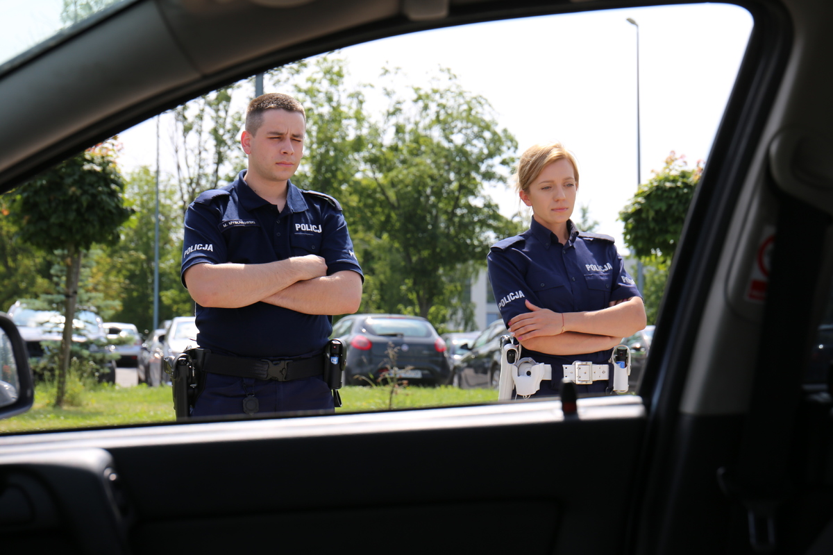 Policjanci uczą się technik kierowania pojazdem uprzywilejowanym