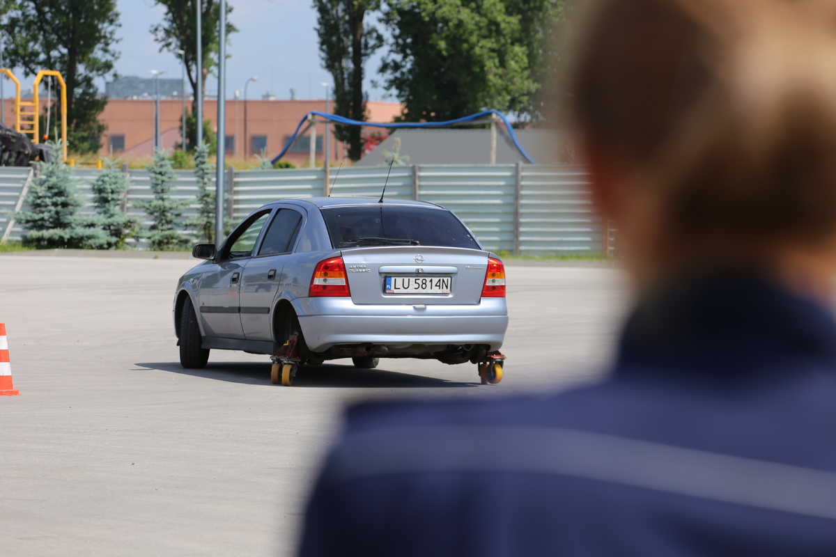Policjanci uczą się technik kierowania pojazdem uprzywilejowanym