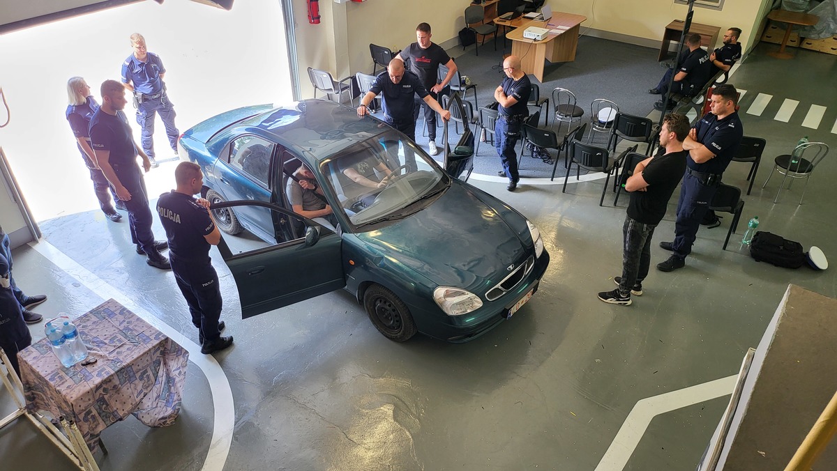 Przedstawiana w sali symulacji taktyka działania patrolu dwuosobowego wobec osób znajdujących się w pojeździe