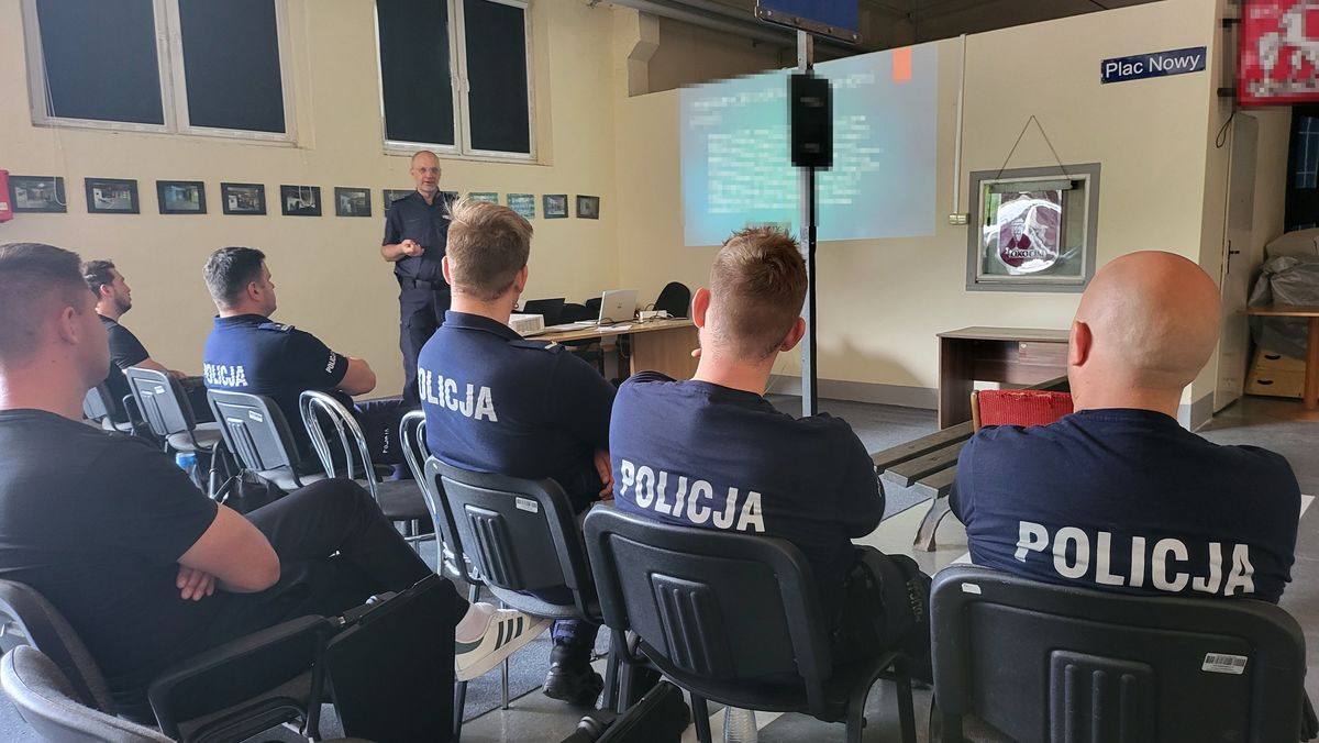 Uczestnicy szkolenia w sali symulacji interwencji policyjnych zapoznali się z teorią.
