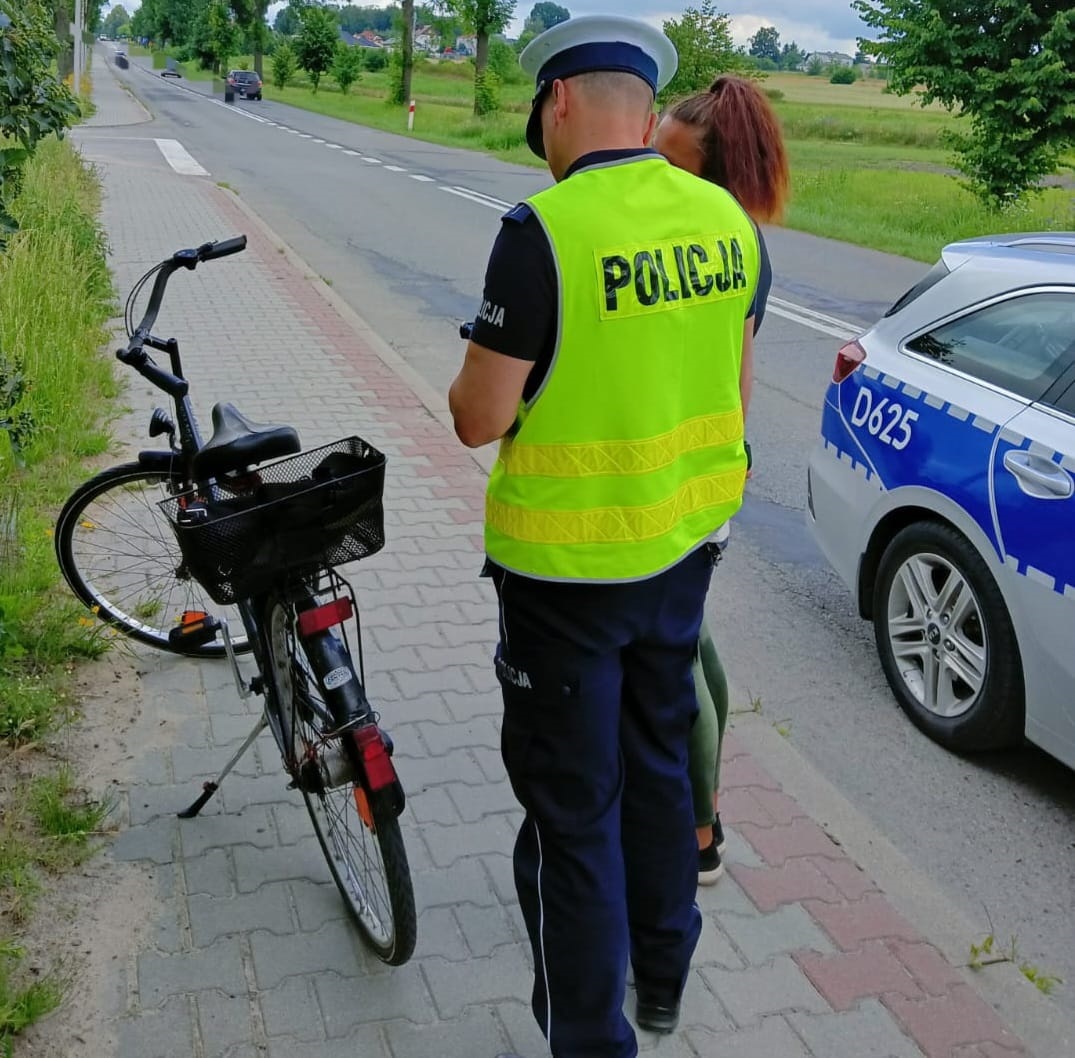 Policjant kontroluje rowerzystę.