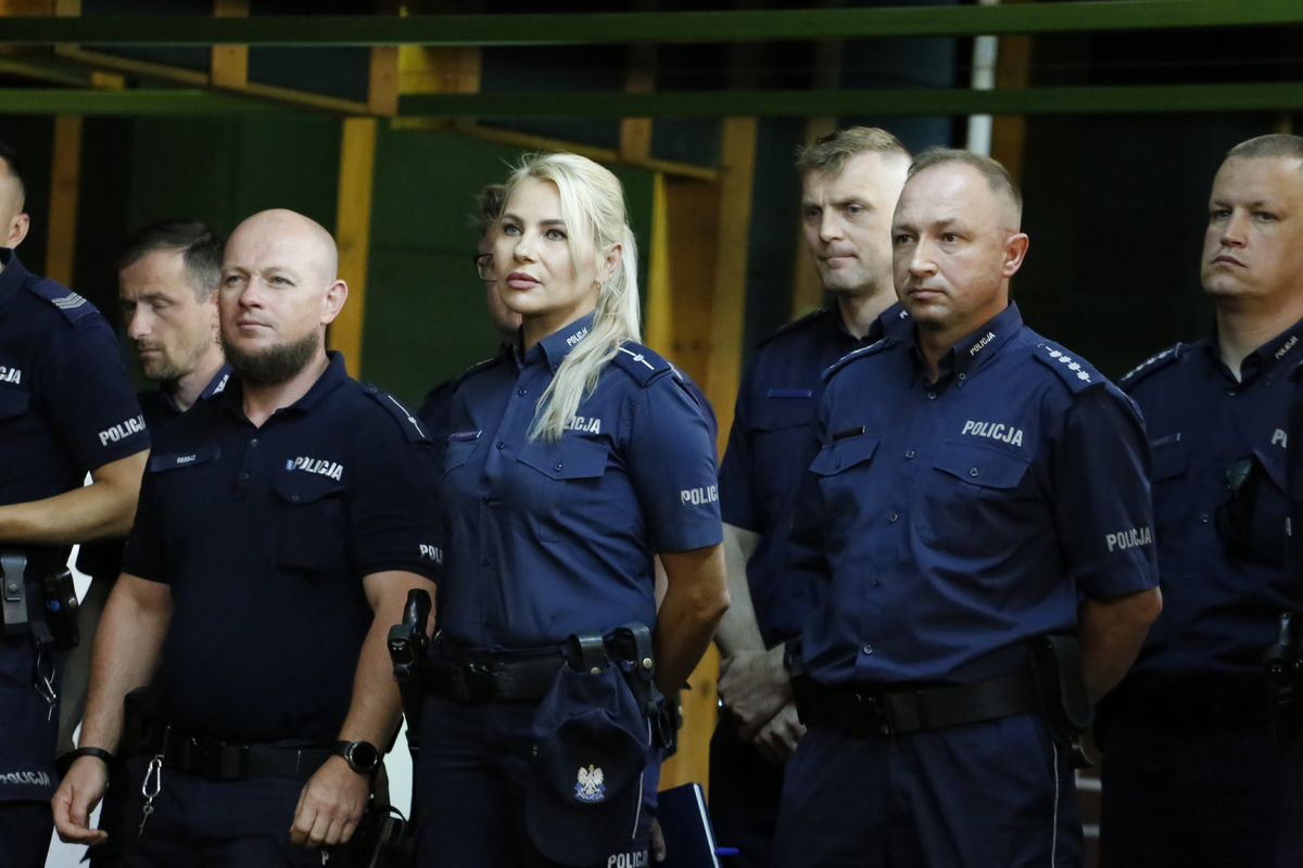 Policjanci i policjantki biorący udział w konkursie.