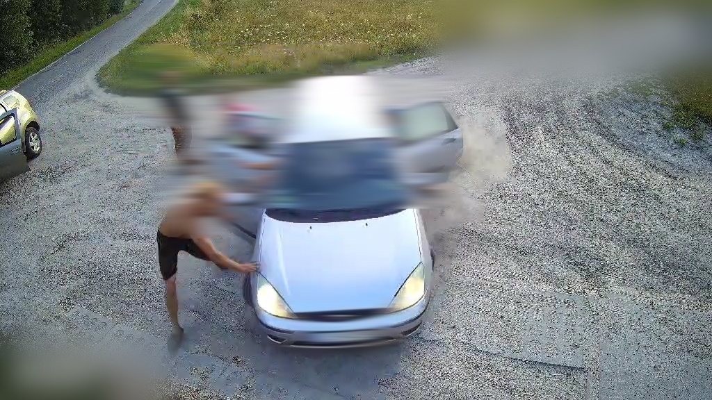 Stop klatka z monitoringu na której widać uciekającego mężczyznę oraz napastników..