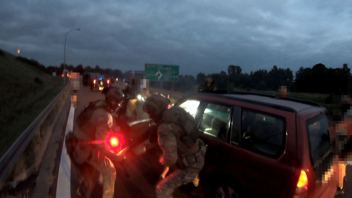 Stop klatka z nagrania na którym widać jak policyjni komandosi zatrzymują poszukiwanego mężczyznę.