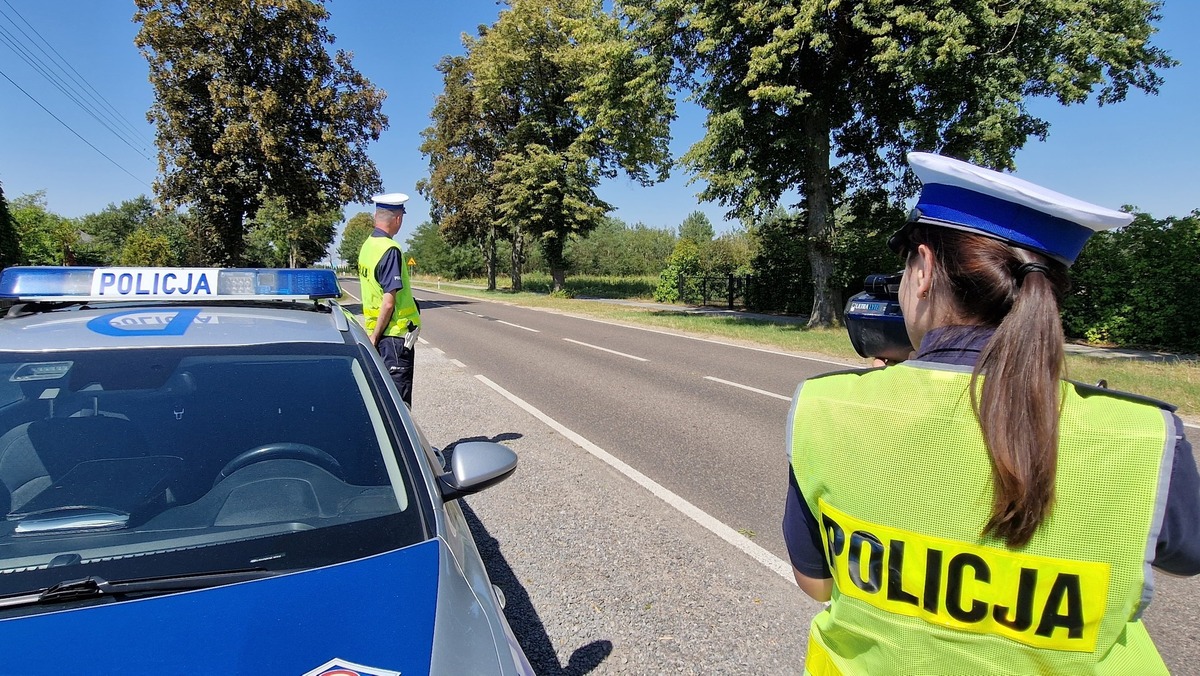 kontrole prędkości przez policjantów 