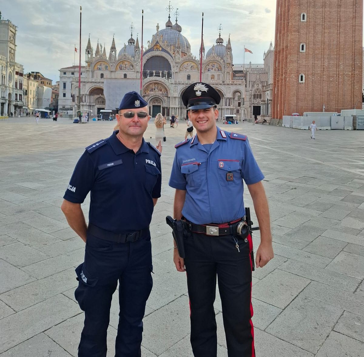 polski i włoski policjant