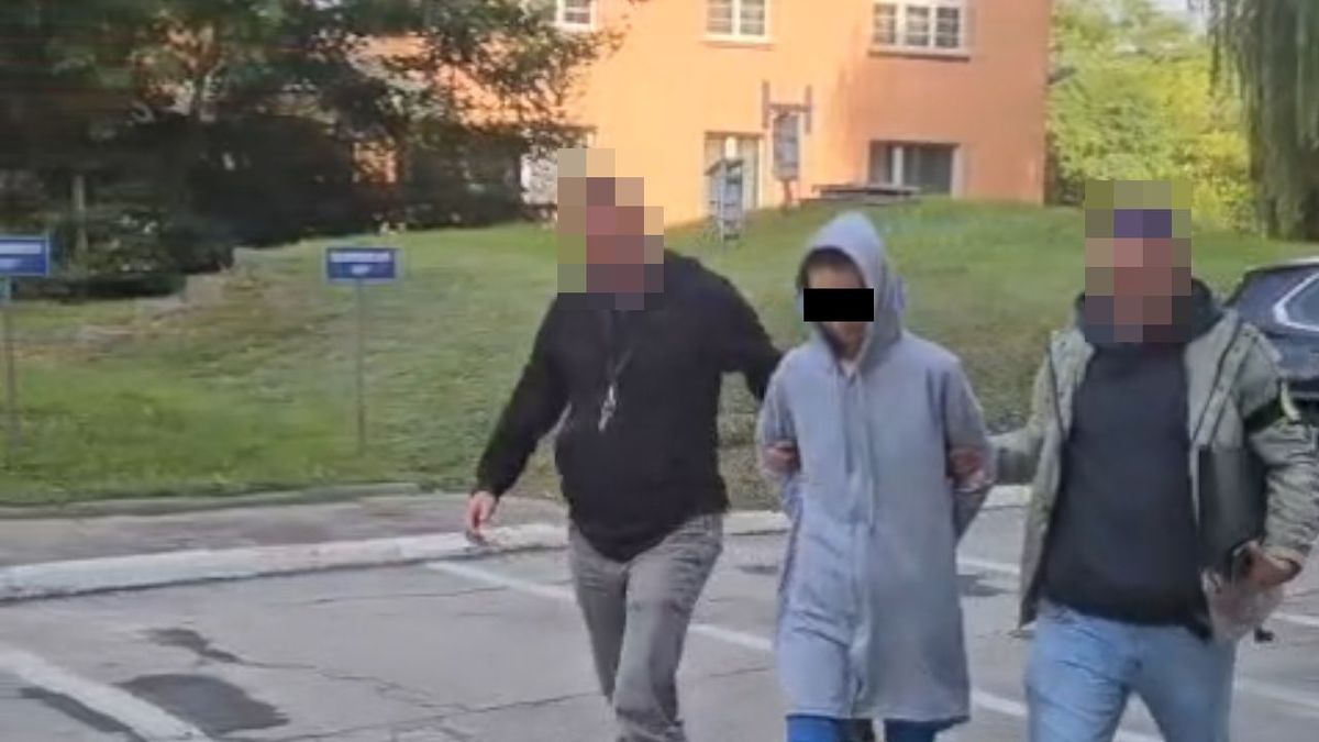 policyjni poszukiwacze prowadzą zatrzymaną 41-latkę