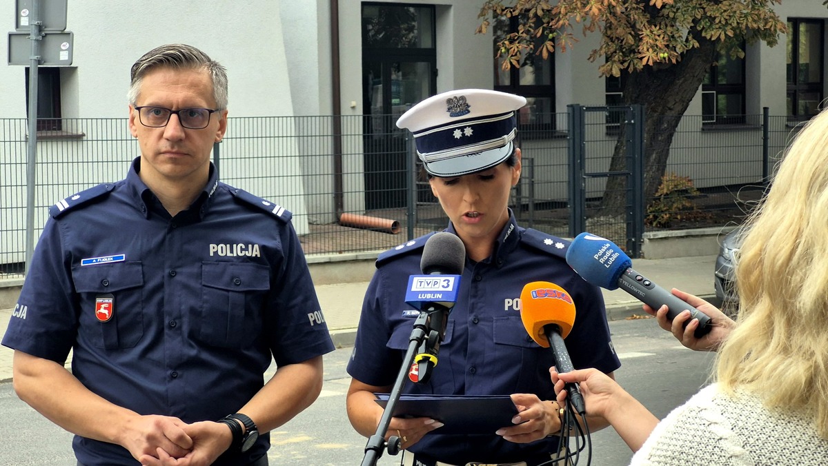 briefing prasowy z udziałem policjantów
