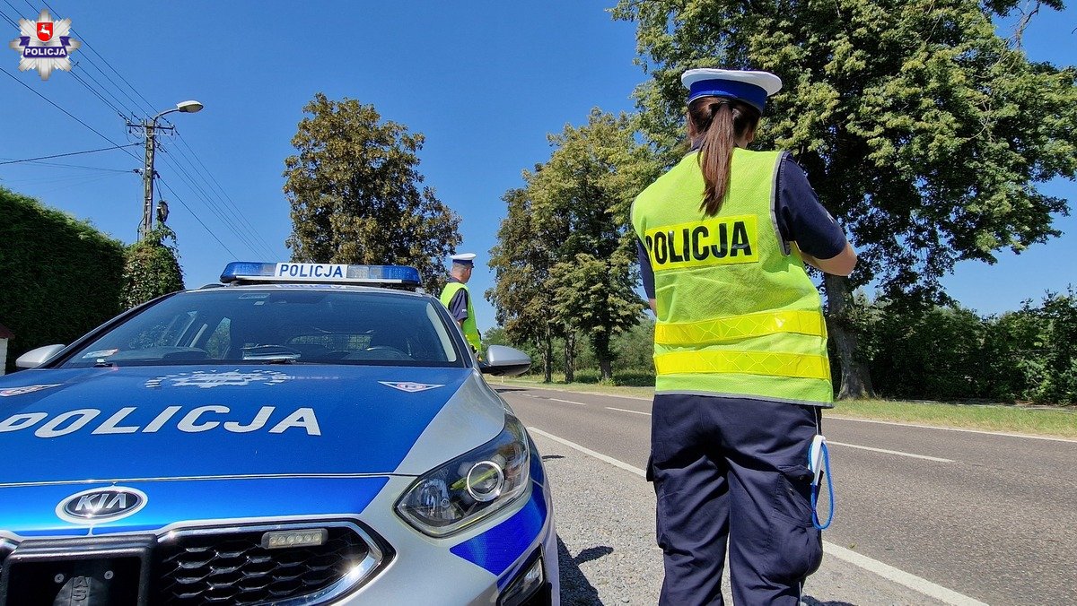 policjantka mierzy prędkość kierowców 