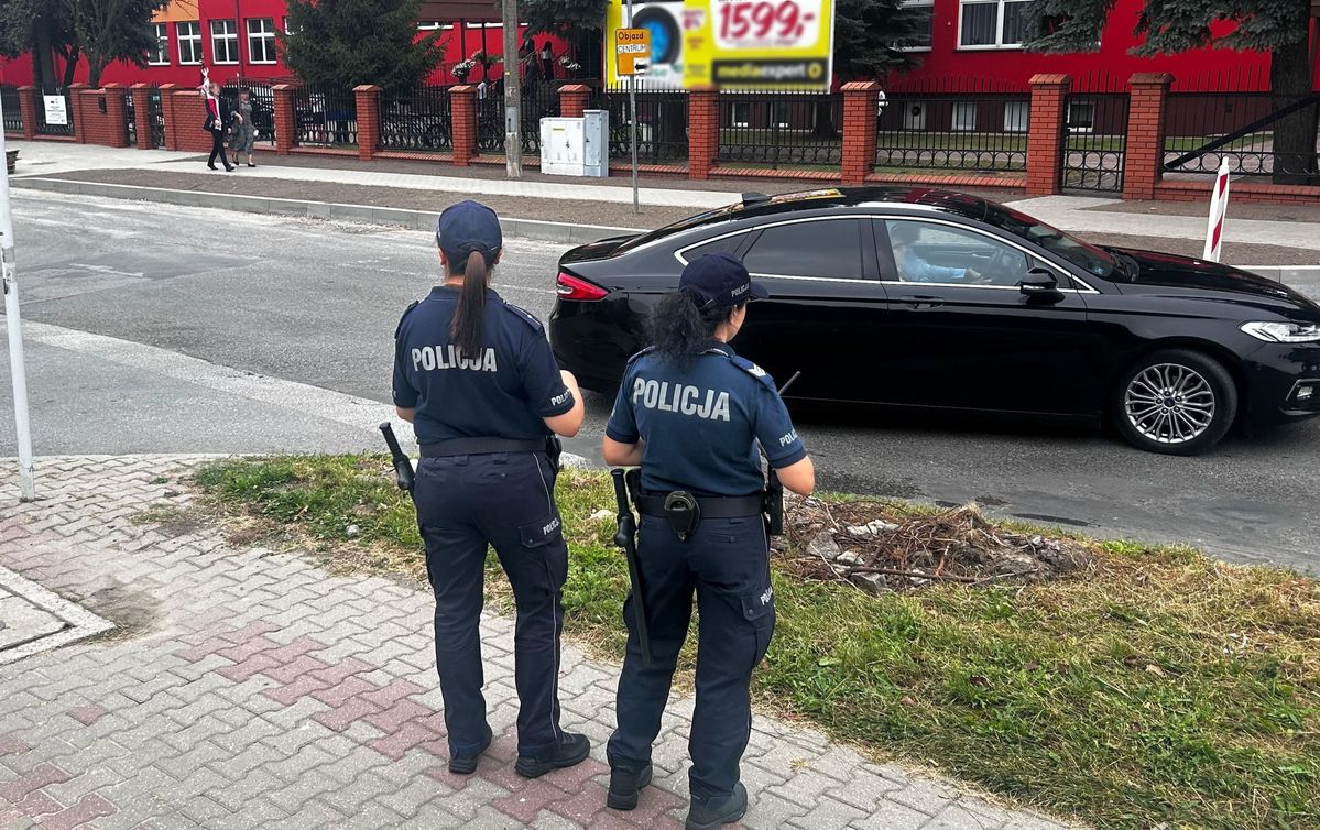 patrol policji pod szkołą 