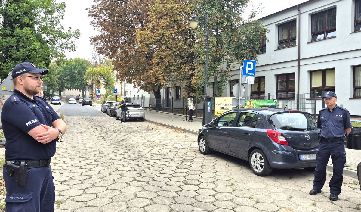 patrol policji pod szkołą