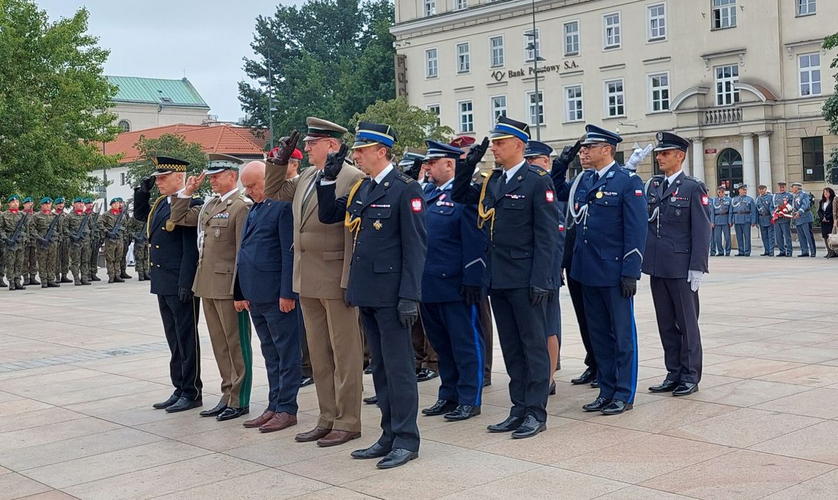 Delegacje służb mundurowych podczas składania kwiatów pod pomnikiem nieznanego żołnierza
