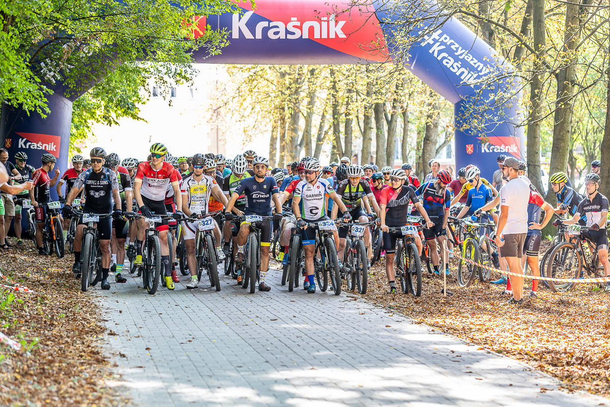 kolarze z rowerami na lini startu wyścigu