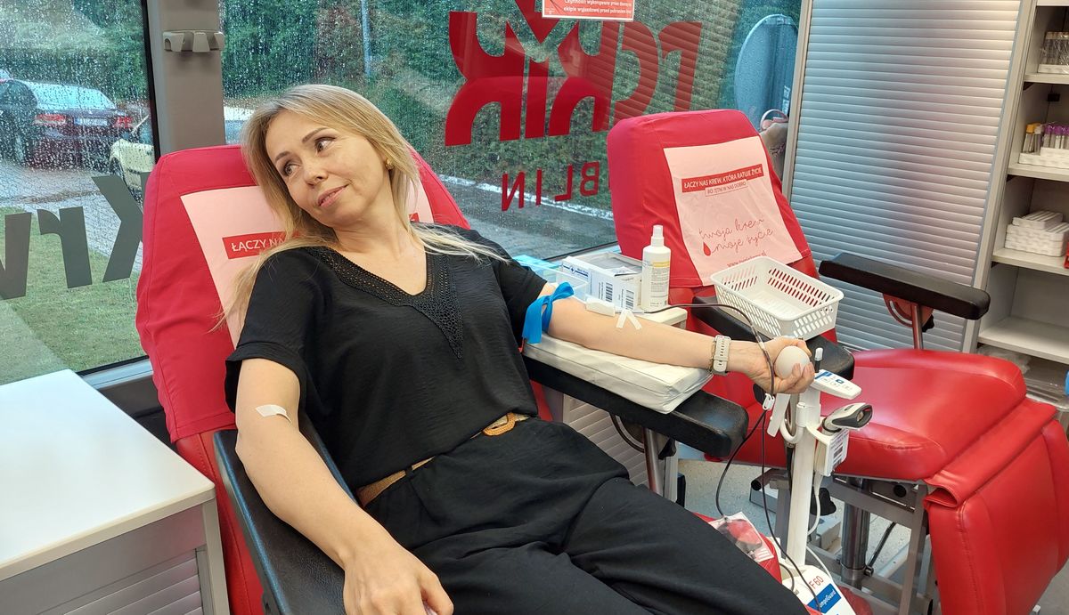 kobieta oddaje krew