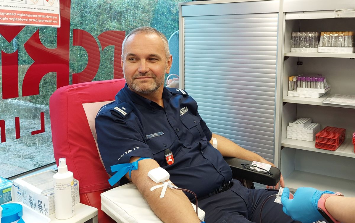 Funkcjonariusz oddaje krew