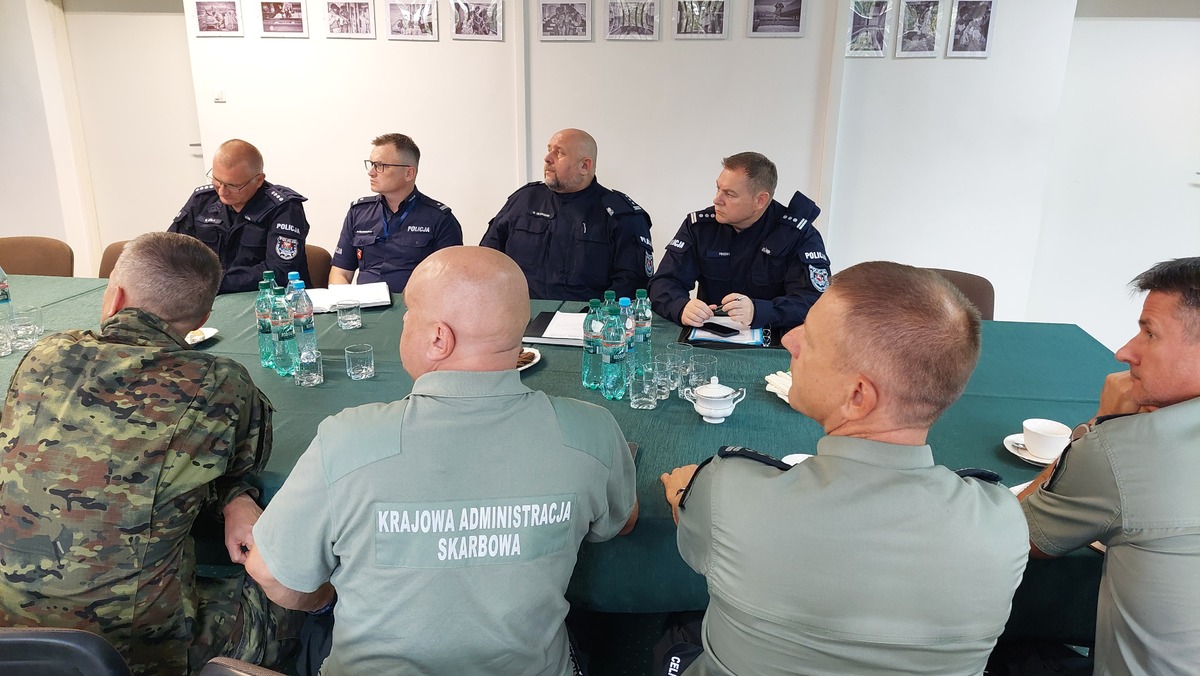 komendanci służb na wspólnym spotkaniu