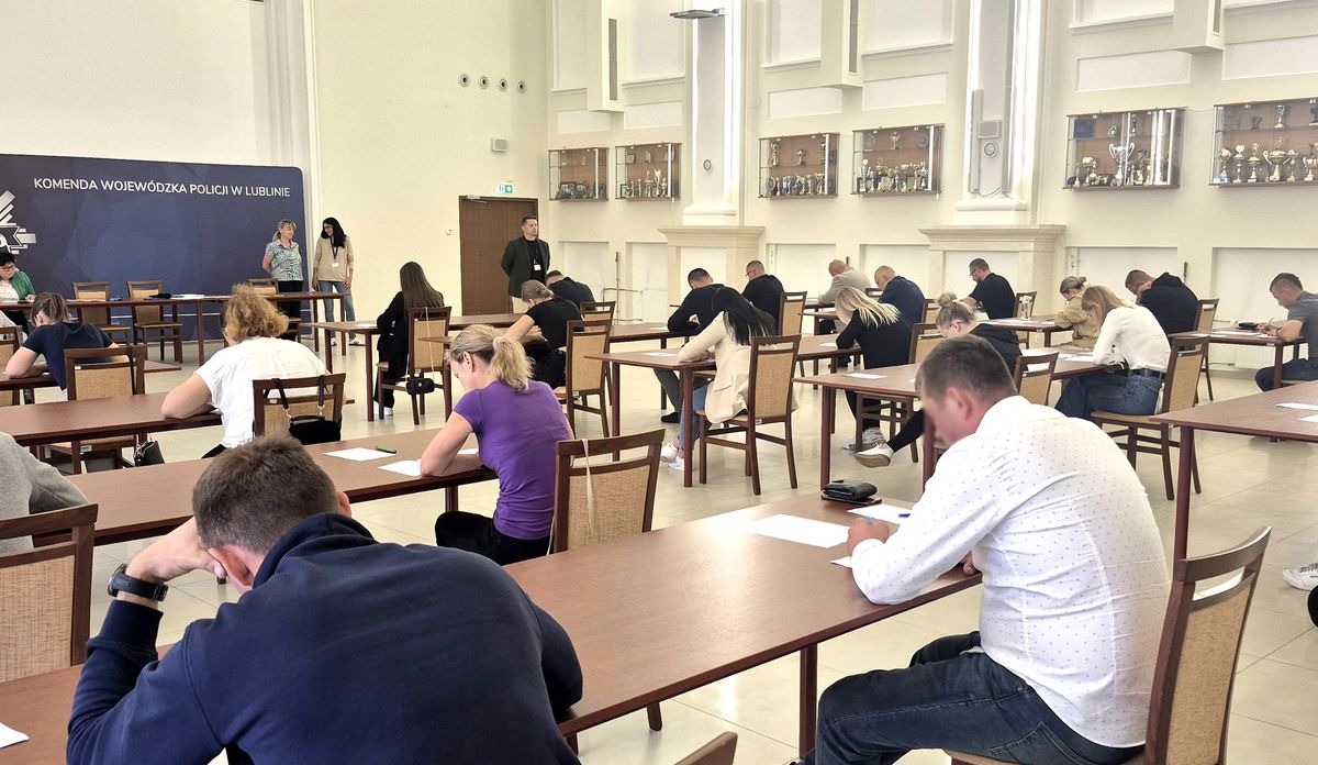 kandydaci piszą test wiedzy