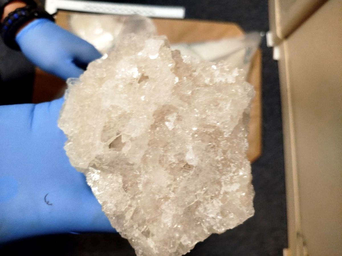 bryła mefedronu na dłoni policjanta 