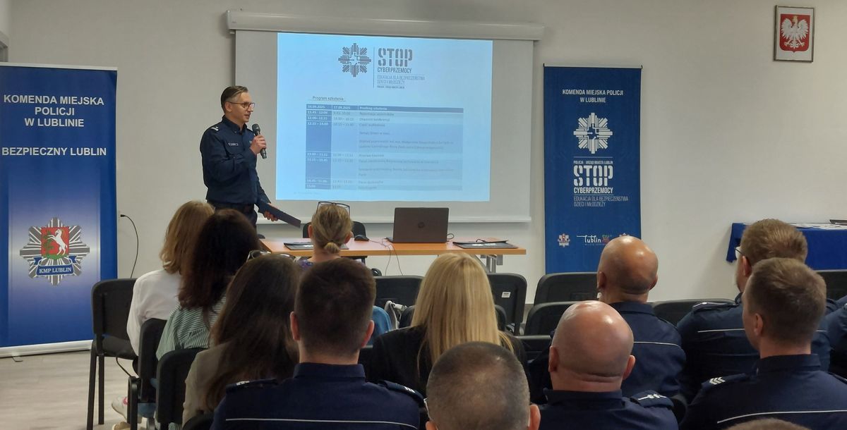 policjant przemawia do uczestników spotkania