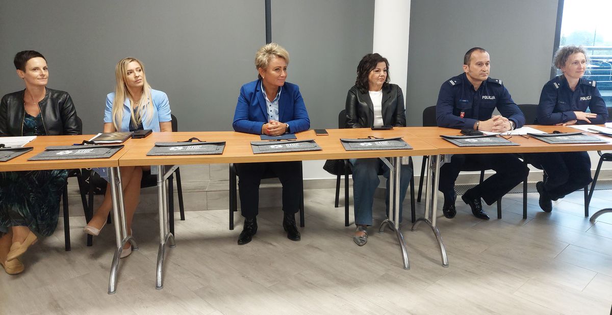 uczestnicy spotkania siedzą przy stole