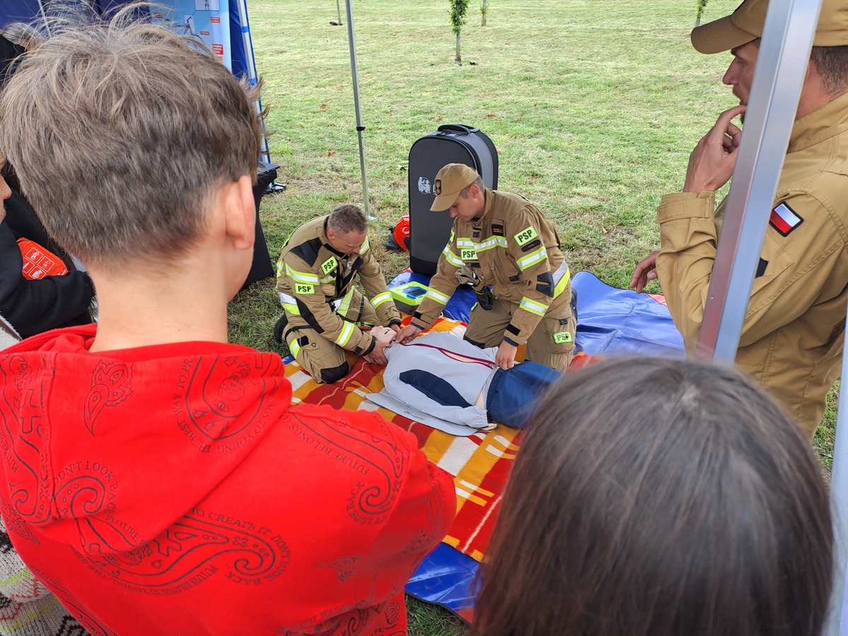 pokaz udzielania pomocy przez strażaków