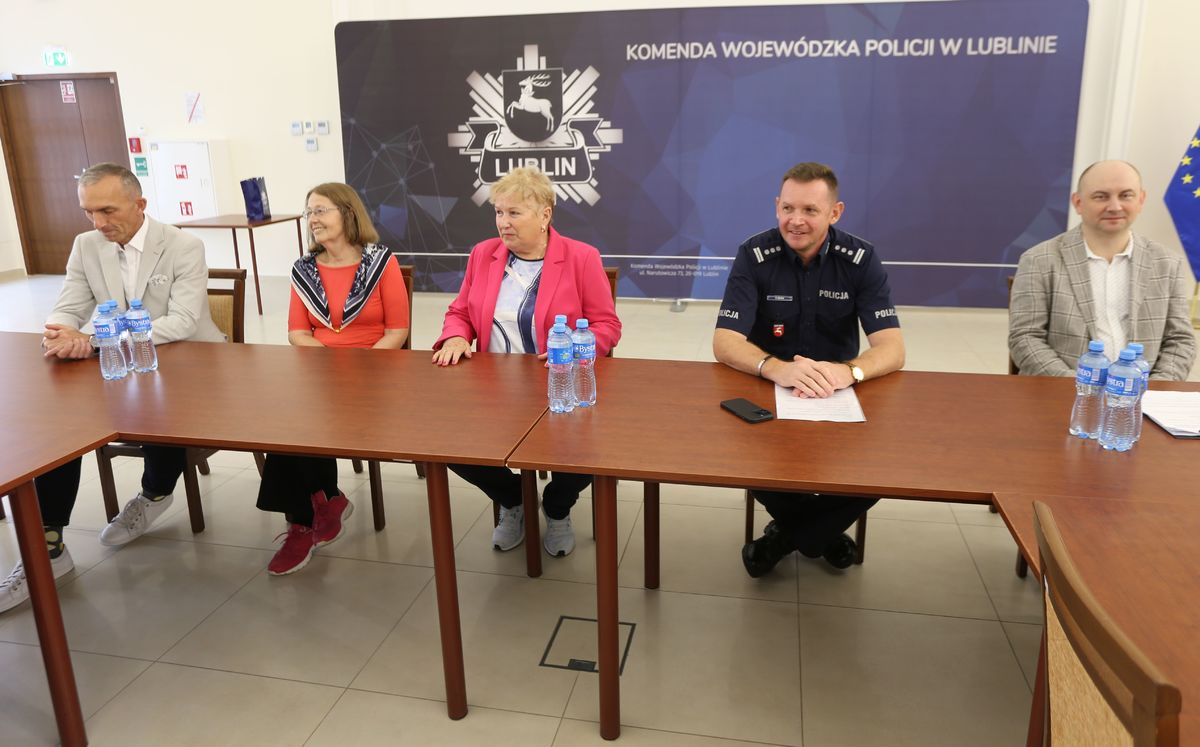 młodszy inspektor w st. spocz. Paweł Dudkowski, pełnomocnicy ds. kontaktów z fundacją z komendy w Bydgoszczy - Pani Celina Białek, Prezes Zarządu Fundacji Pomocy Wdowom i Sierotom po Poległych Policjantach młodszy inspektor w st. spocz. Irena Zając, Zastępca Komendanta Wojewódzkiego Policji w Lublinie inspektor Robert Michna, Pełnomocnik Komendanta Wojewódzkiego Policji w Lublinie ds. Kontaktów z Fundacją Pomocy Wdowom i Sierotom po Poległych Policjantach podkomisarz Krzysztof Smaga.