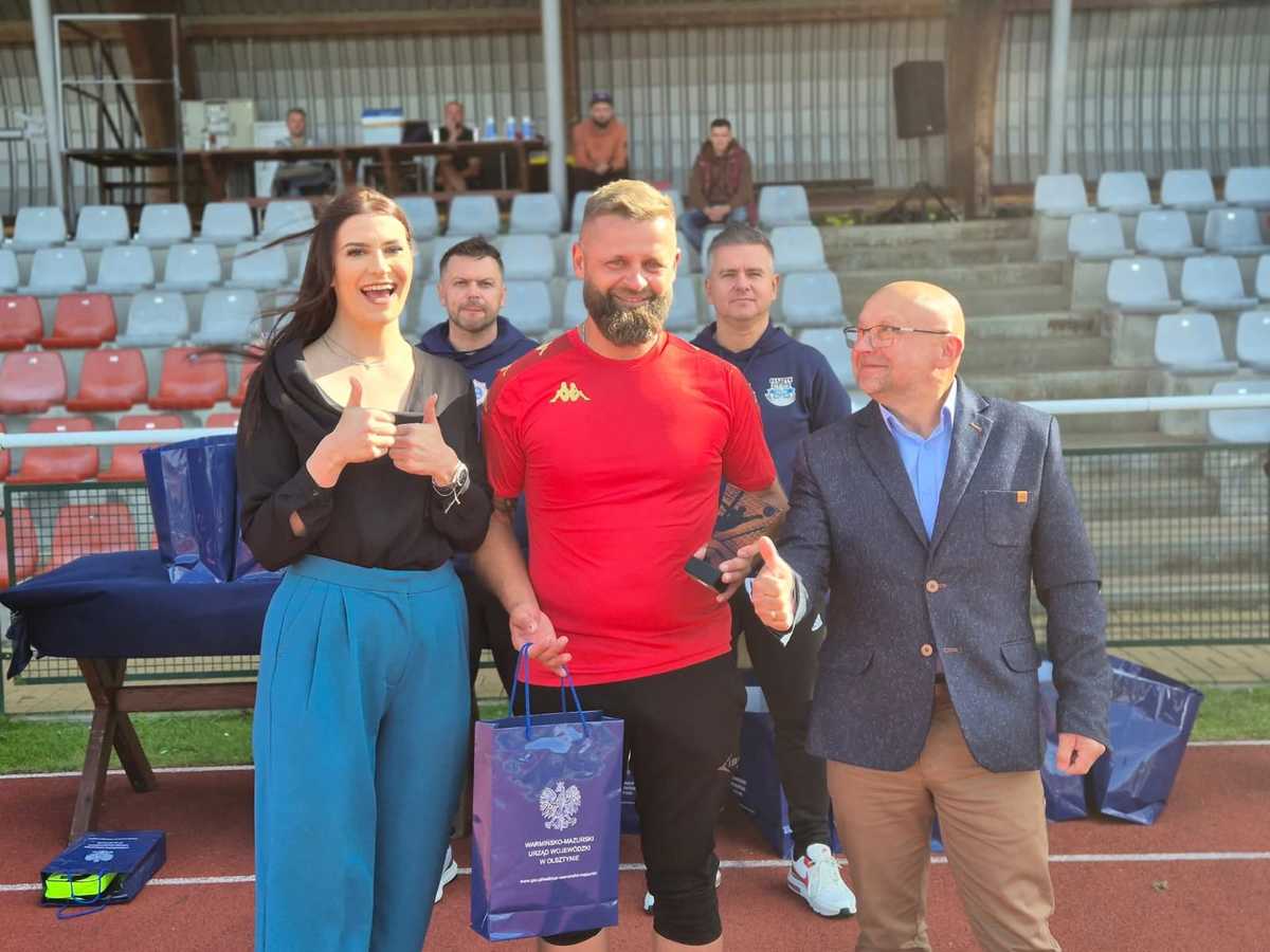 aspirant Łukasz Sobolewski odbiera nagrodę dla najlepszego bramkarza w kategorii 40+