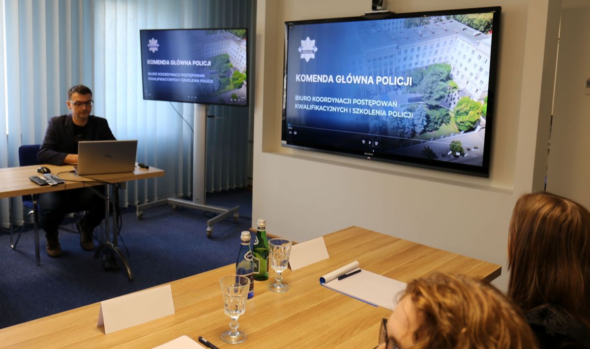 monitor na którym wyświetlany jest slajd z napisem: Biuro Koordynacji Postępowań Kwalifikacyjnych i Szkolenia Policji KGP