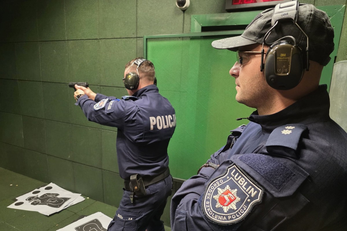 KURSANCI PODCZAS SZKOLENIA NA POLICYJNEJ STRZELNICY